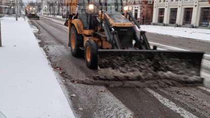 В Днепре коммунальщики борются с последствиями снегопада