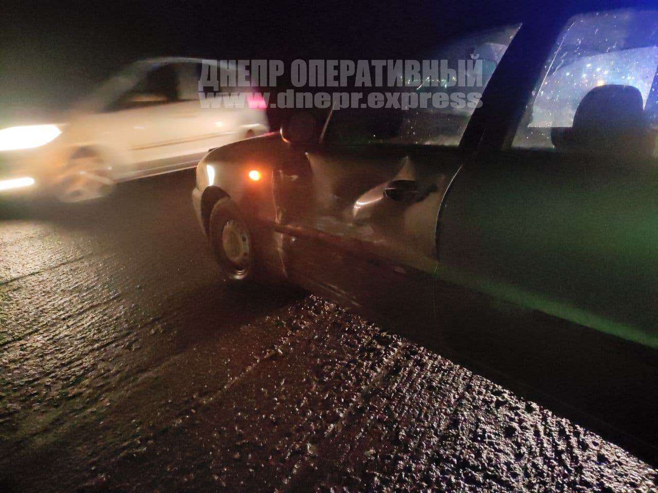 В Днепре на Криворожском шоссе столкнулись Daewoo и Hyundai. Новости Днепра