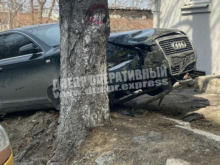 ДТП на Паторжинского Audi в дереве Днепр