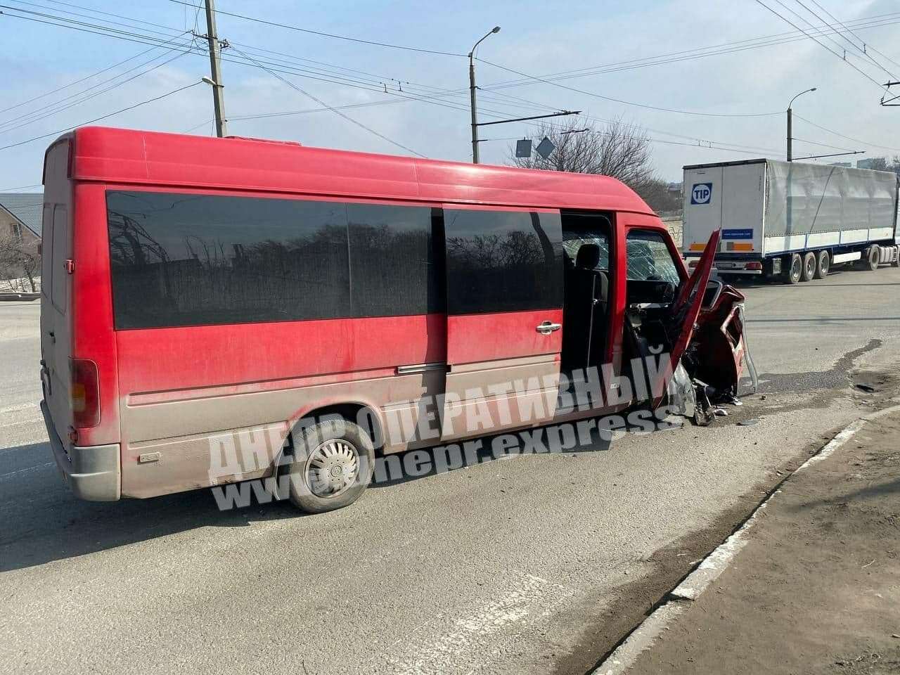 Днепр ДТП на Гальченко микроавтобус и Мерс4