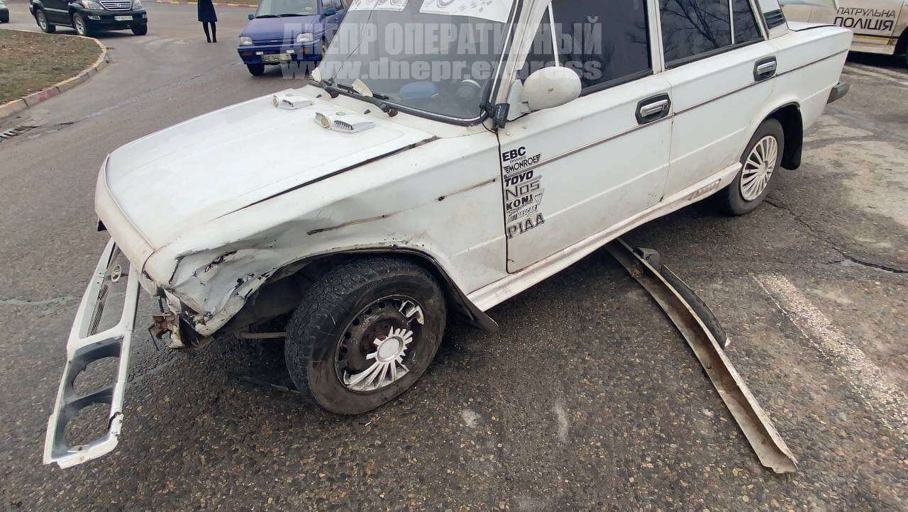В Днепре на Малиновского Citroen столкнулся с Lada. Новости Днепра 