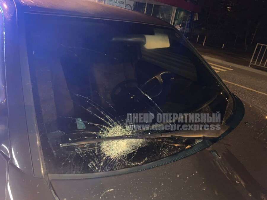 В Днепре на Набережной Победы женщина на Mercedes-Benz сбила пешехода