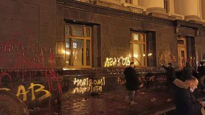 В Киеве залили краской и закидали петардами Офис президента
