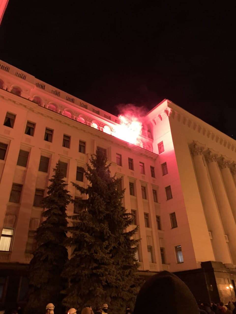 В Киеве залили краской и закидали петардами Офис президента. Новости Днепра