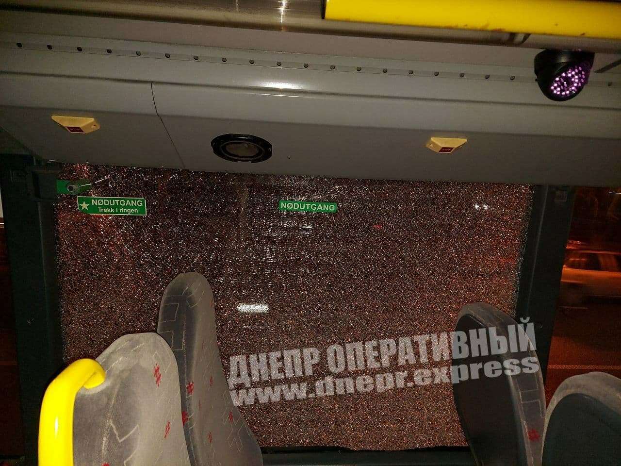 Днепр разбили окно в автобусе