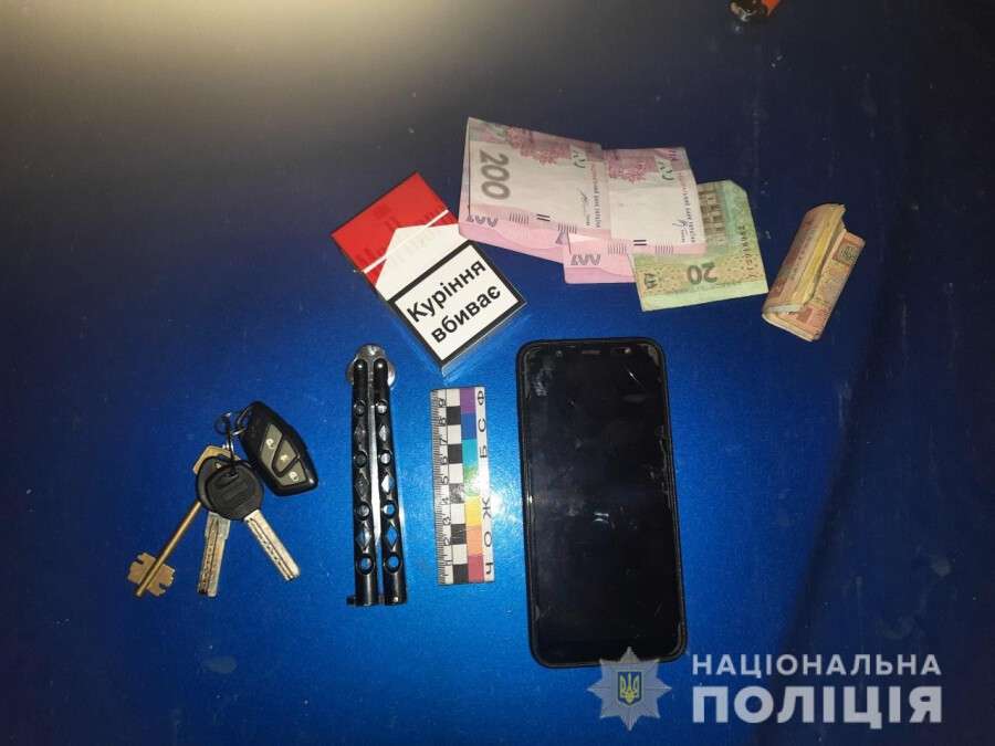 В Днепре задержали троих иностранцев, укравших из чужого автомобиля мобильный телефон