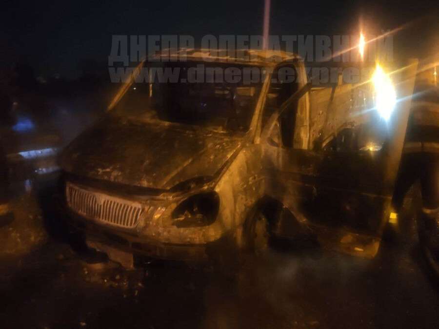 В Днепре на Полтавском шоссе сгорел автомобиль