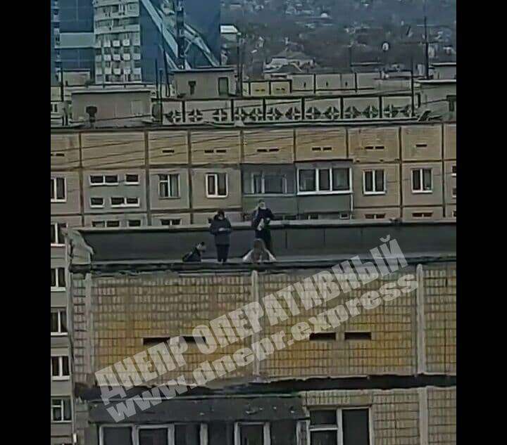В Днепре на Парусе дети гуляли по крыше многоэтажки