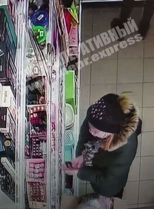 В Днепре мошенница украла из магазина косметику