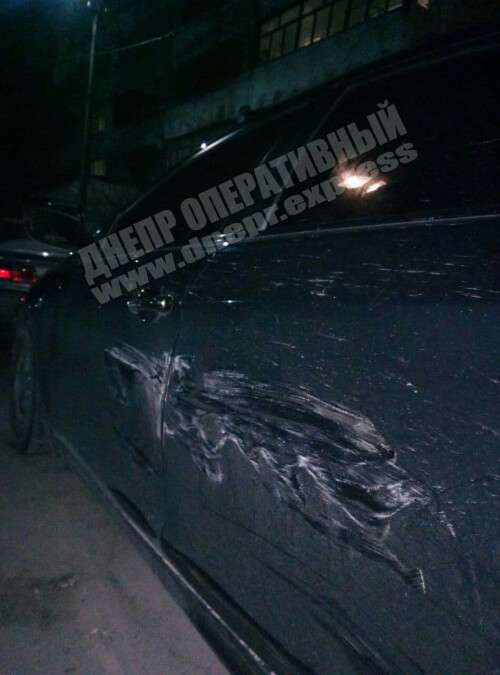 В Днепре на улице Надежды Алексеенко неизвестный автомобиль устроил ДТП и скрылся