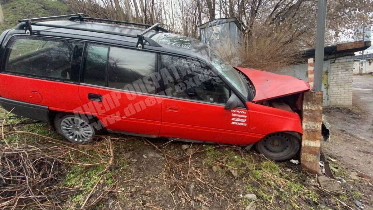 В Днепре на Балашовском спуске Opel на полном ходу врезался в электроопору