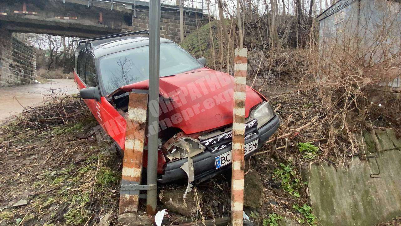 В Днепре на Балашовском спуске Opel на полном ходу врезался в электроопору. Новости Днепра