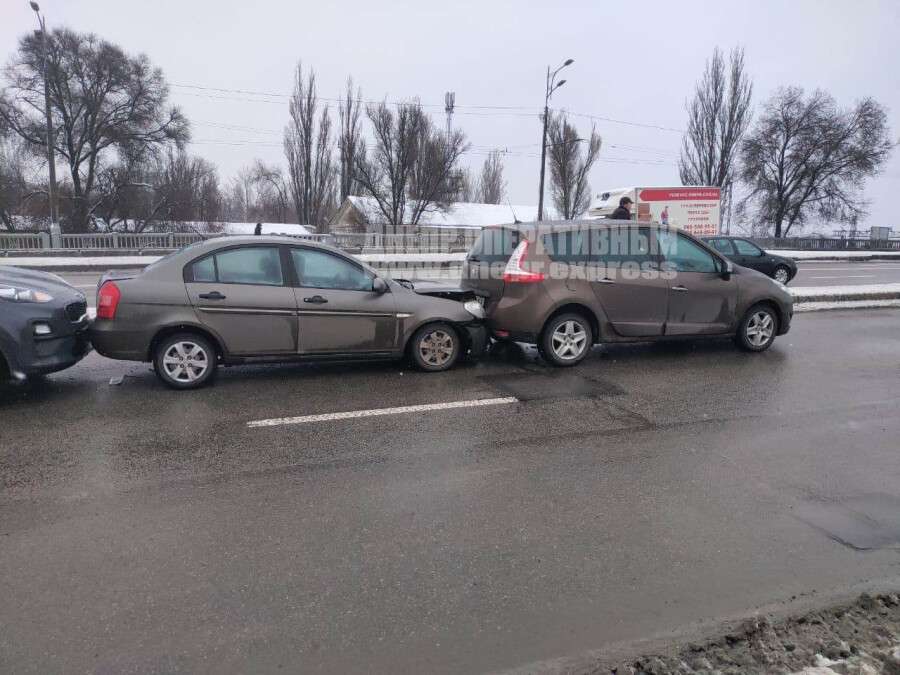 В Днепре на Слобожанском проспекте столкнулись три автомобиля