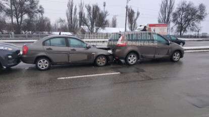 В Днепре на Слобожанском проспекте столкнулись три автомобиля