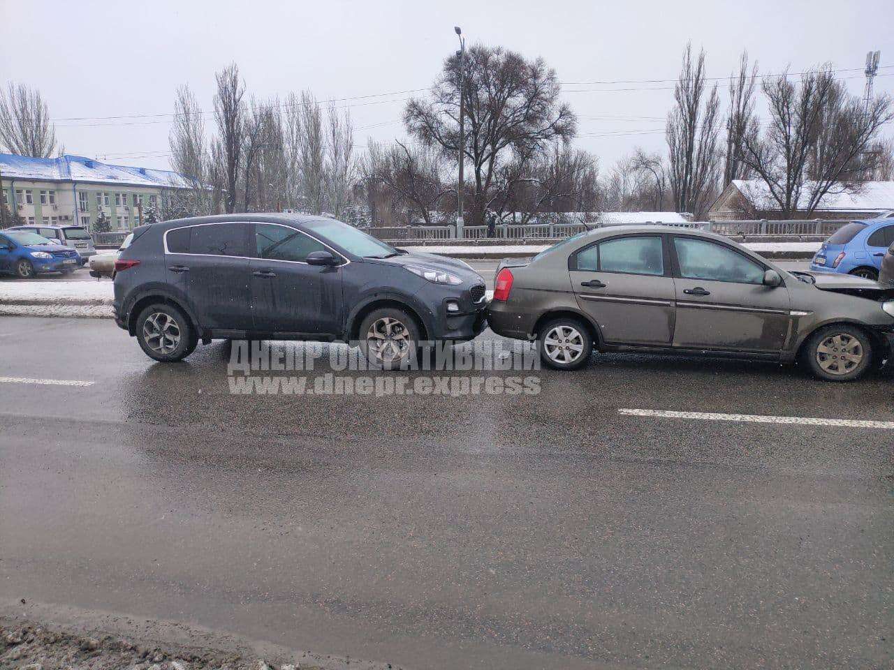 В Днепре на Слобожанском проспекте столкнулись три автомобиля. Новости Днепра