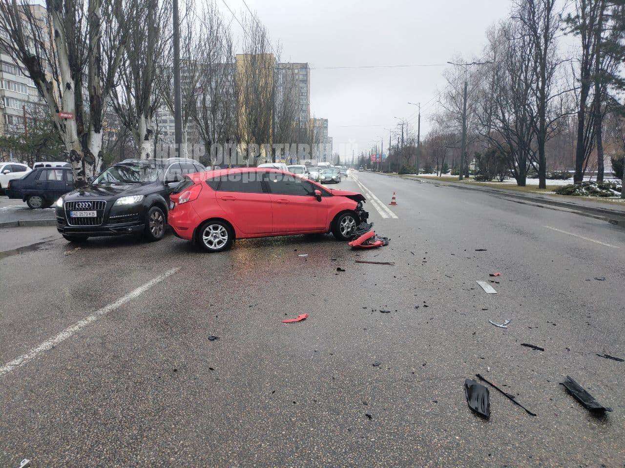 В Днепре на Малиновского столкнулись Ford и Lexus. Новости Днепра