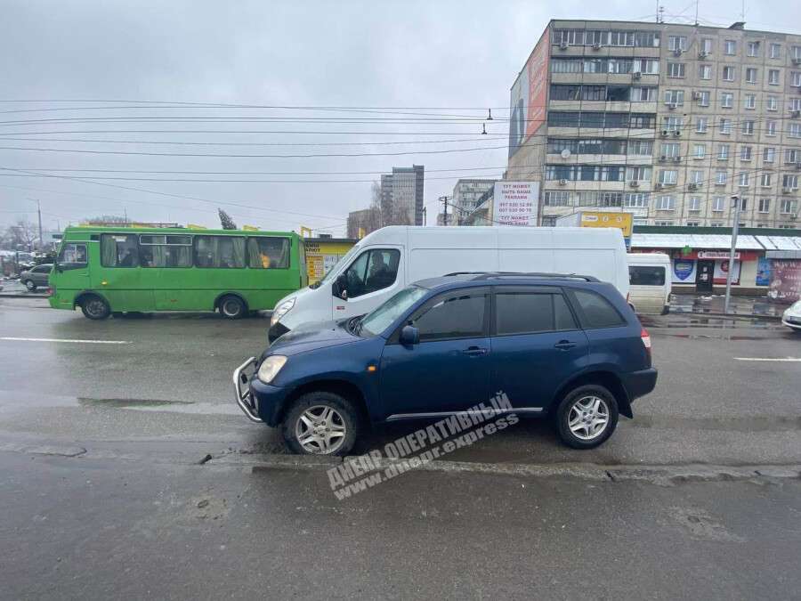 В Днепре на Слобожанском проспекте микроавтобус "зацепил" Chery Tiggo