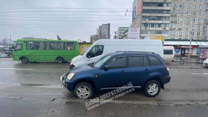 В Днепре на Слобожанском проспекте микроавтобус "зацепил" Chery Tiggo