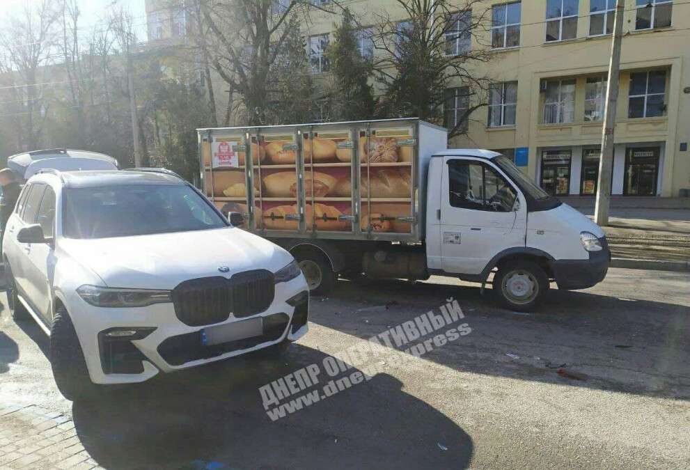 В Днепре на проспекте Гагарина грузовик врезался в припаркованный BMW X7