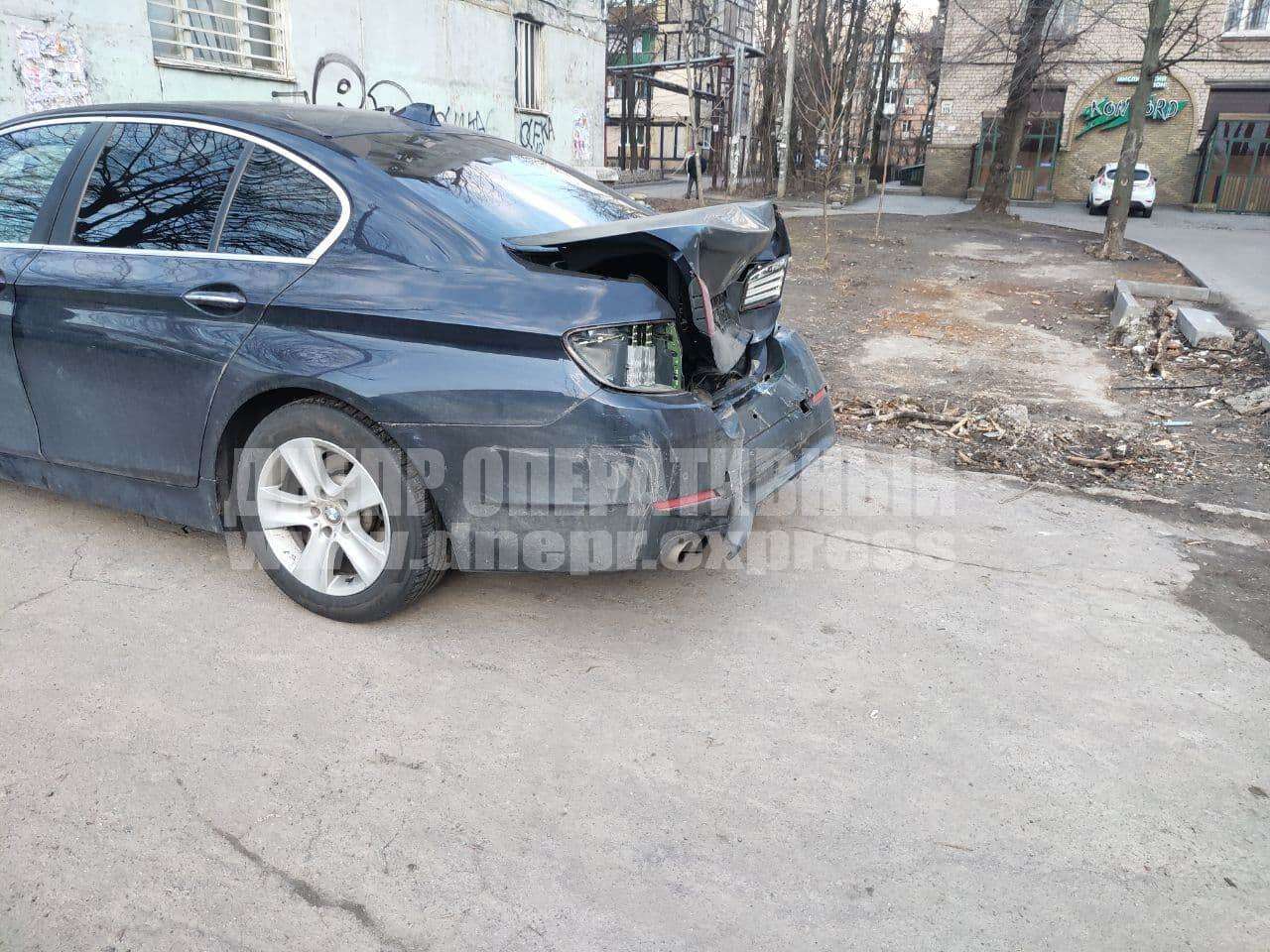 В Днепре на проспекте Поля "Волга" протаранила BMW. Новости Днепра