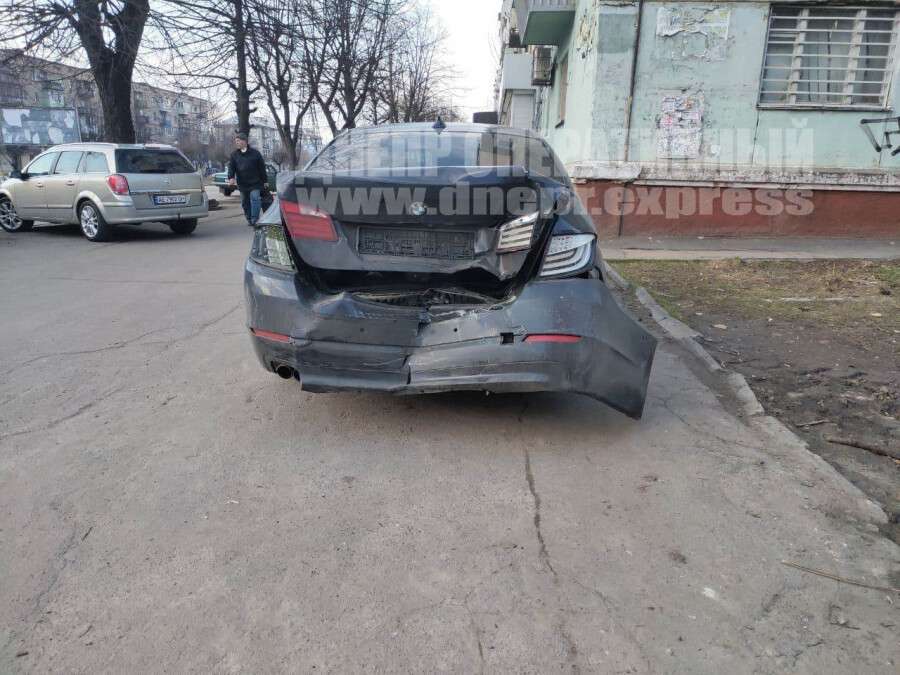 В Днепре на проспекте Поля "Волга" протаранила BMW