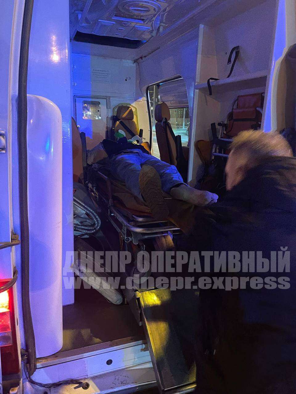 В Днепре на Набережная Победы мужчина попал под колеса Volkswagen. Новости Днепра