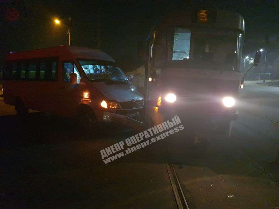 В Днепре на улице Каруны трамвай протаранил микроавтобус