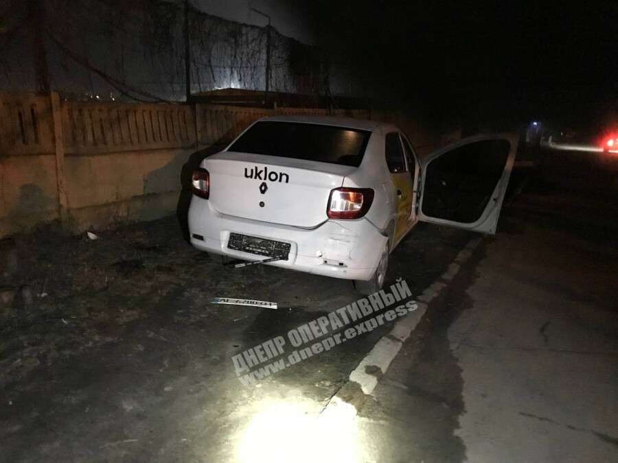 В Днепре на Казакова неизвестный автомобиль врезался в припаркованный Renault