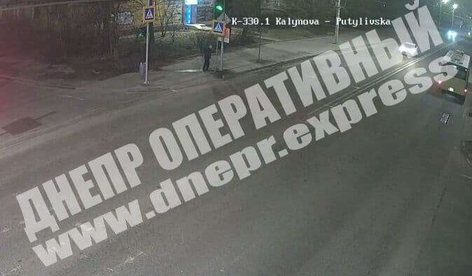 В Днепре на Калиновой неадекватный мужчина пытался сломать дорожный знак