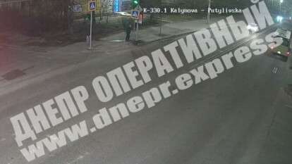 В Днепре на Калиновой неадекватный мужчина пытался сломать дорожный знак