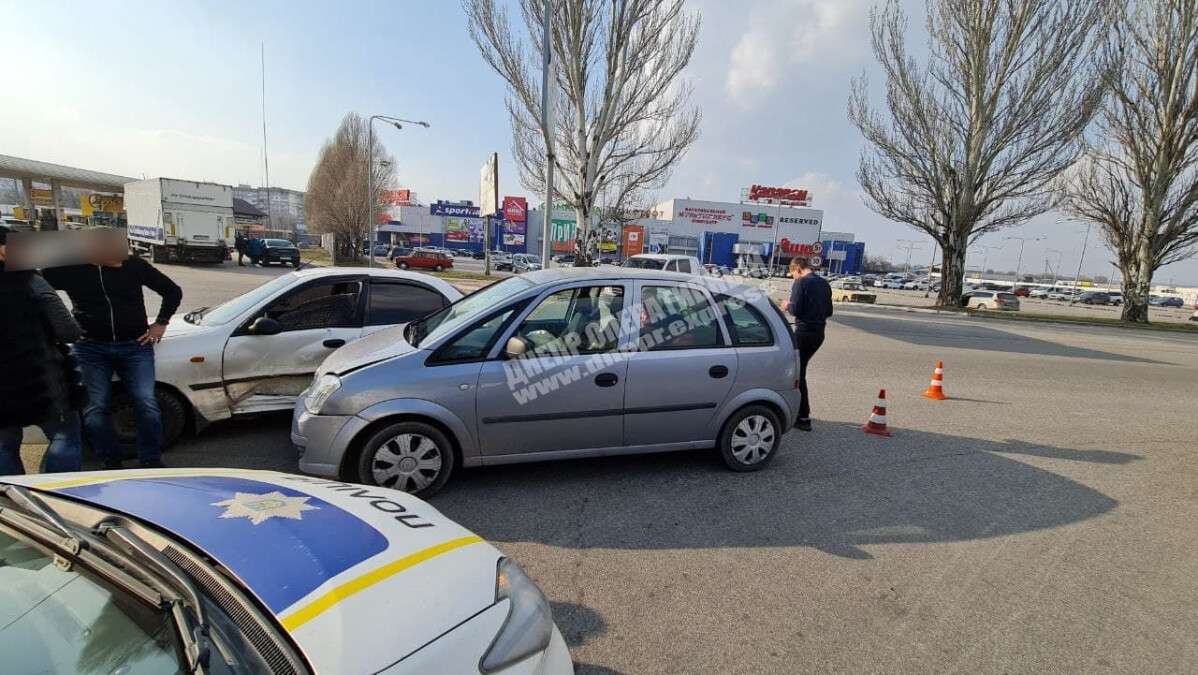 В Днепре на Нижнеднепровской жестко столкнулись Daewoo и Opel