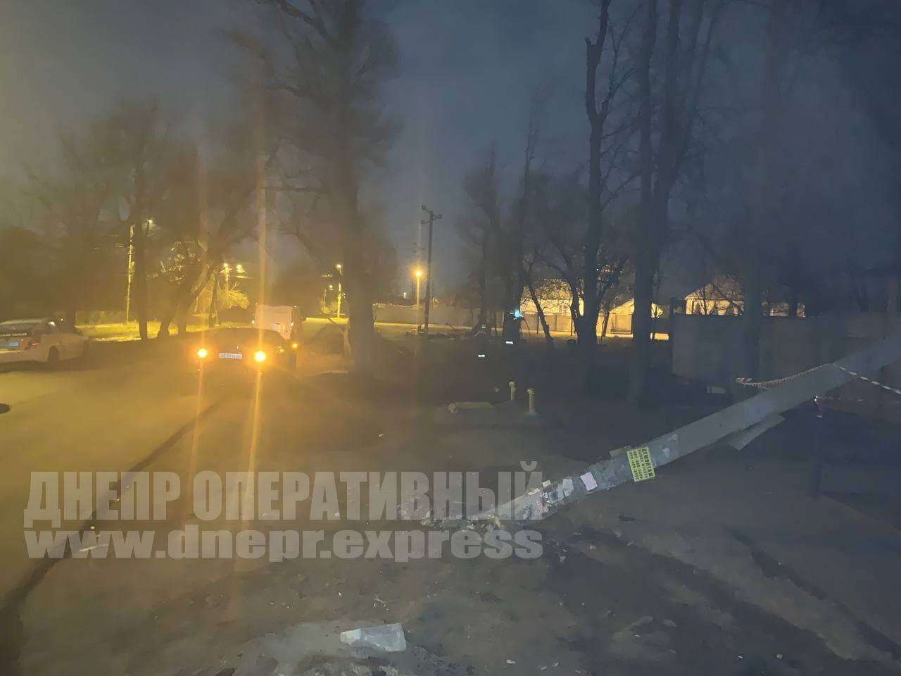 В Днепре на Щитовой автомобиль влетел в фонарный столб и оставил без света часть Березановки. Новости Днепра