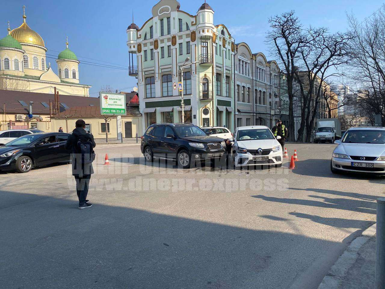 В Днепре на Грушевского столкнулись Hyundai и Renault. Новости Днепра