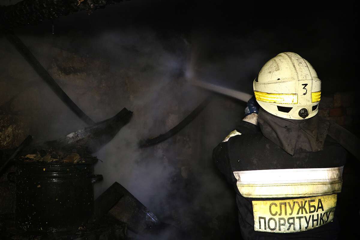 В Днепре на улице Вишневой во дворе частного дома сгорели два сарая. Новости Днепра