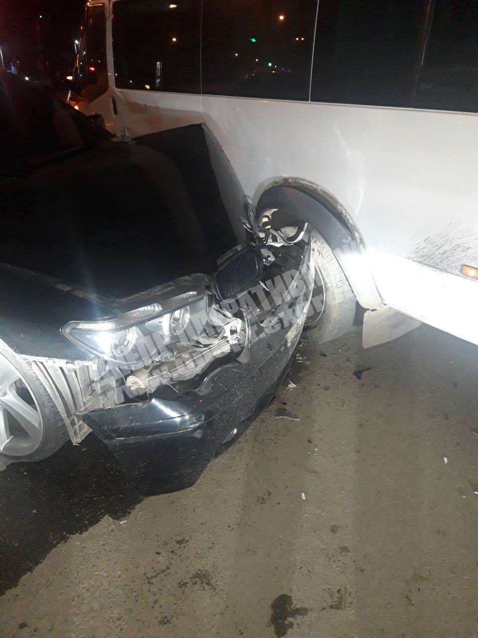 в Днепре на Запорожском шоссе водитель BMW врезался в микроавтобус. Новости Днепра