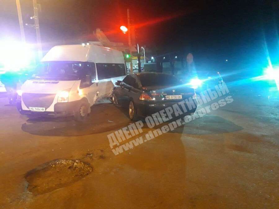 в Днепре на Запорожском шоссе водитель BMW врезался в микроавтобус