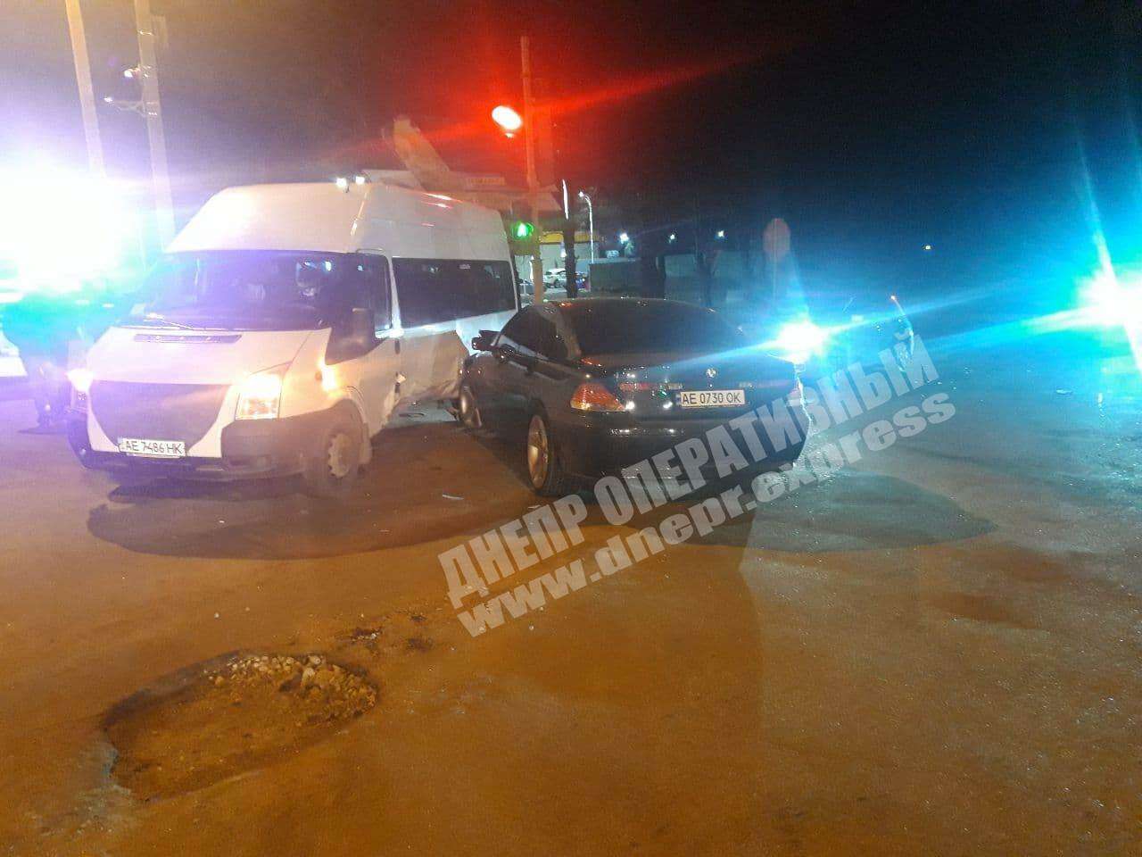 в Днепре на Запорожском шоссе водитель BMW врезался в микроавтобус. Новости Днепра