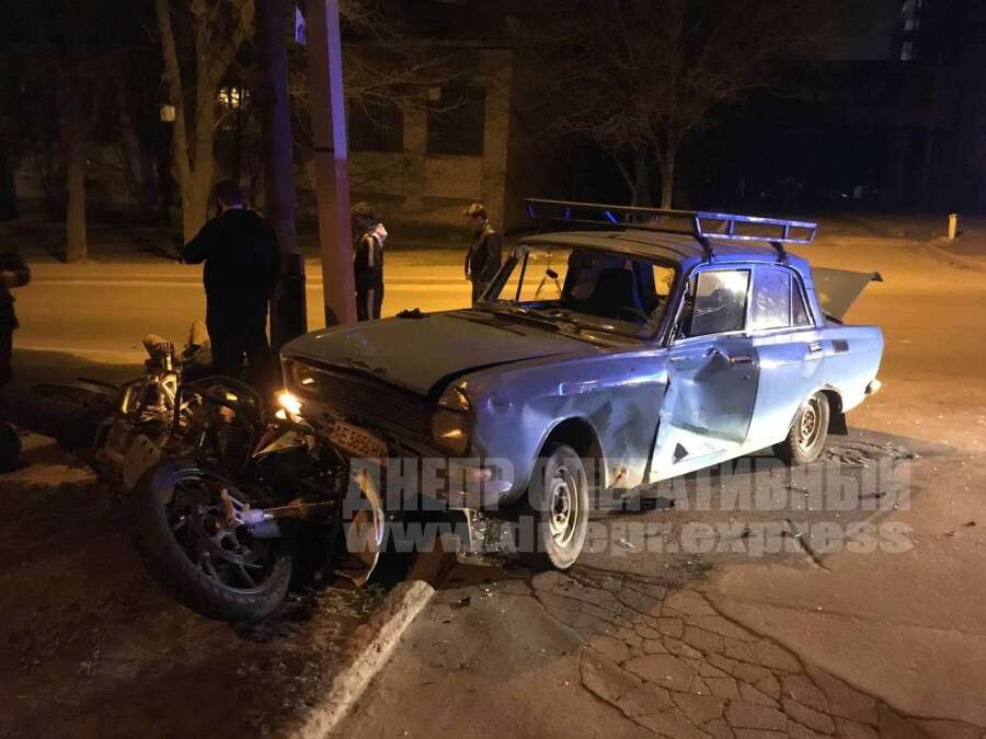В Днепре на улице Мичурина мотоцикл врезался в Москвич