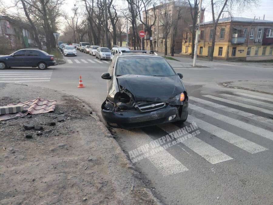 В Днепре на перекрестке Кониского и Бородинской столкнулись BMW и Chevrolet