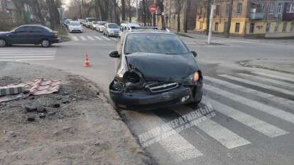 В Днепре на перекрестке Кониского и Бородинской столкнулись BMW и Chevrolet