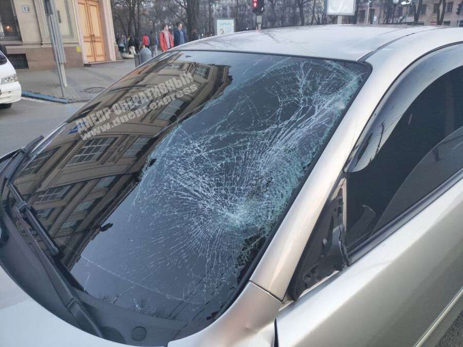 В центре Днепра Mazda сбила пешехода, перебегавшего дорогу на красный