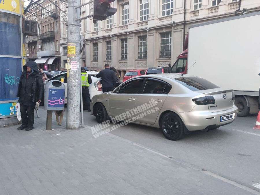 В Днепре на Яворницкого Mazda сбила пешехода