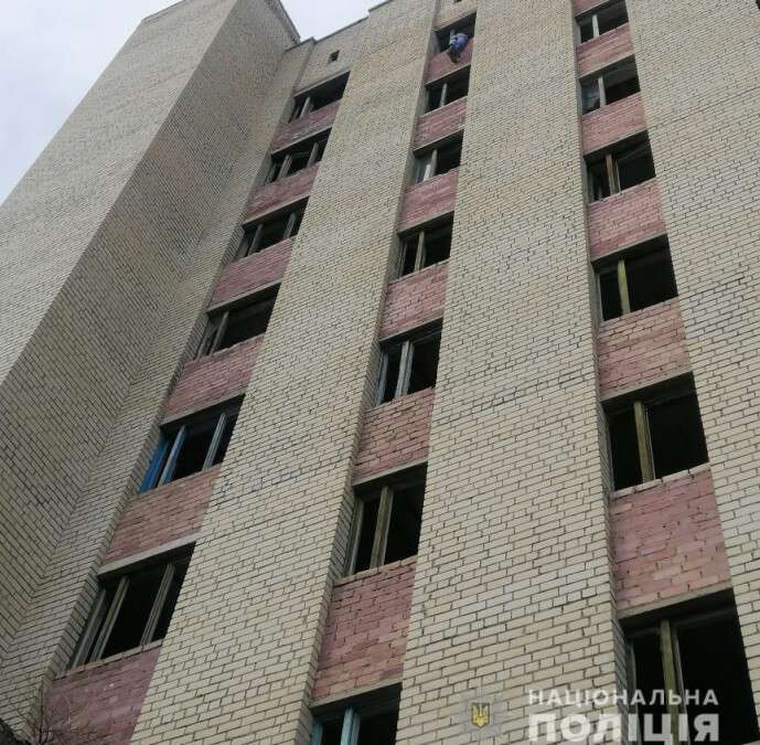 Павлоград мужчина  пытался спгрынуть с девятиэтажки