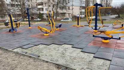 В Днепре неизвестные украли мягкое покрытие со спортплощадки