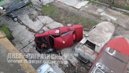 В Днепре на территории лодочной станции нашли перевернутый ВАЗ