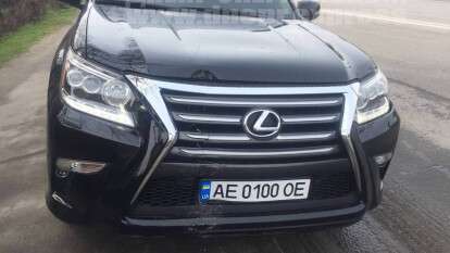 В Днепре на улице Каруны Lexus на полном ходу врезался в электроопору