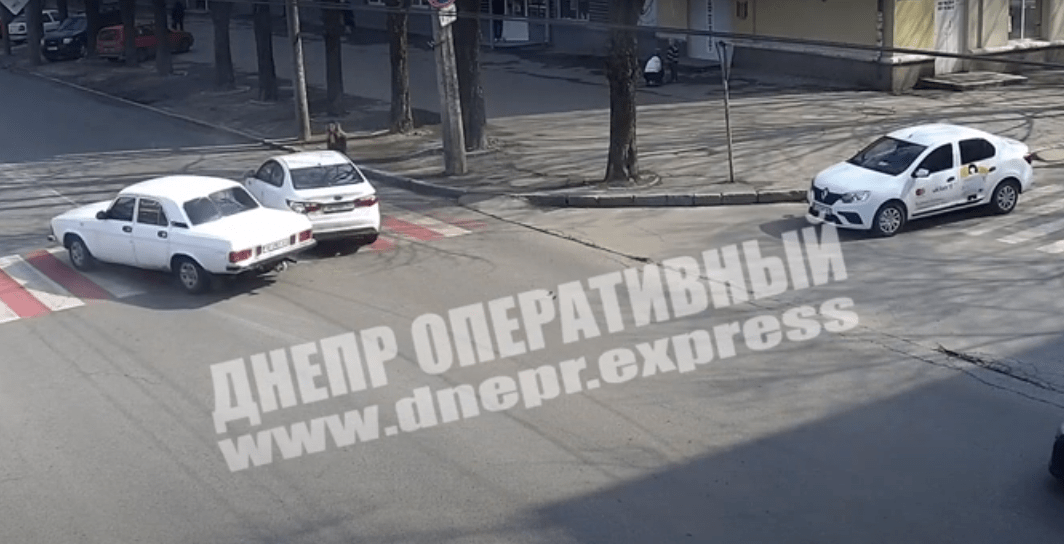 В Днепре на улице Титова "Волга" на скорости врезалась в Kia