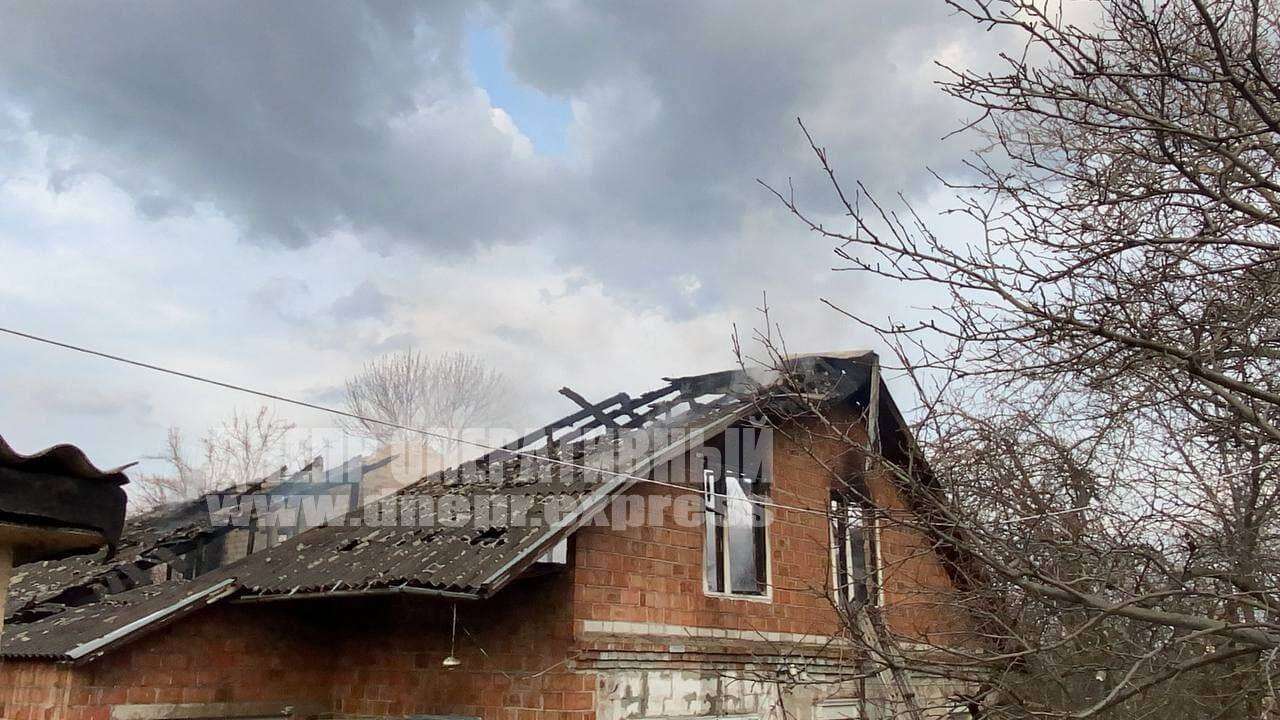 В Днепре на улице Винницкой вспыхнул частный дом. Новости Днепра