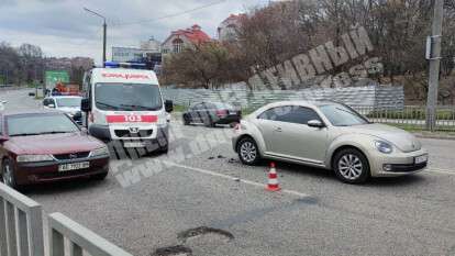 В Днепре Космической скорая "влетела" в Peugeot