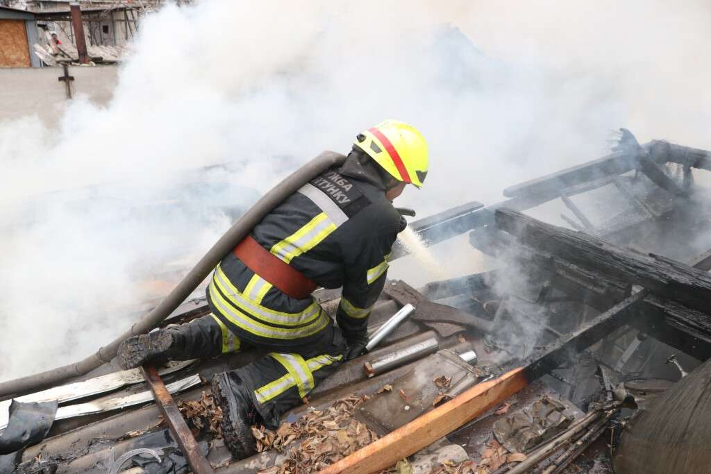 В Днепре на улице Валдайской горел частный дом площадью 100 квадратных метров. Новости Днепра